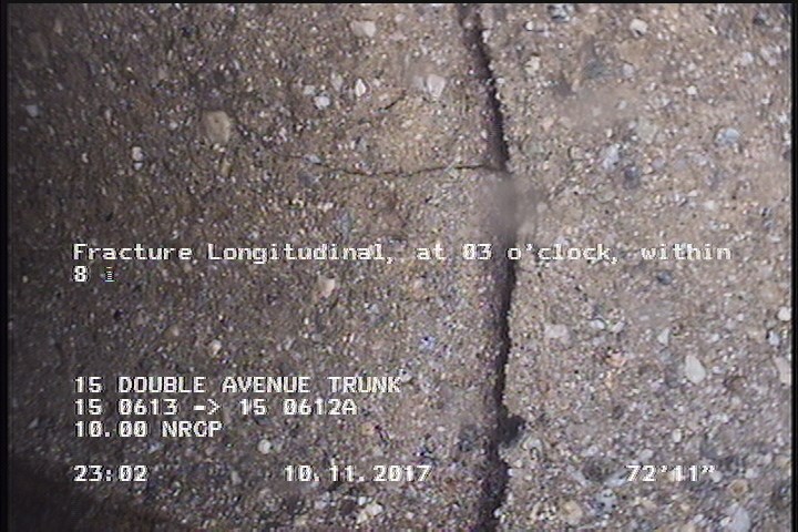 Fracture Longitudinal, at 03 o'clock, within 8 inches of joint: YES