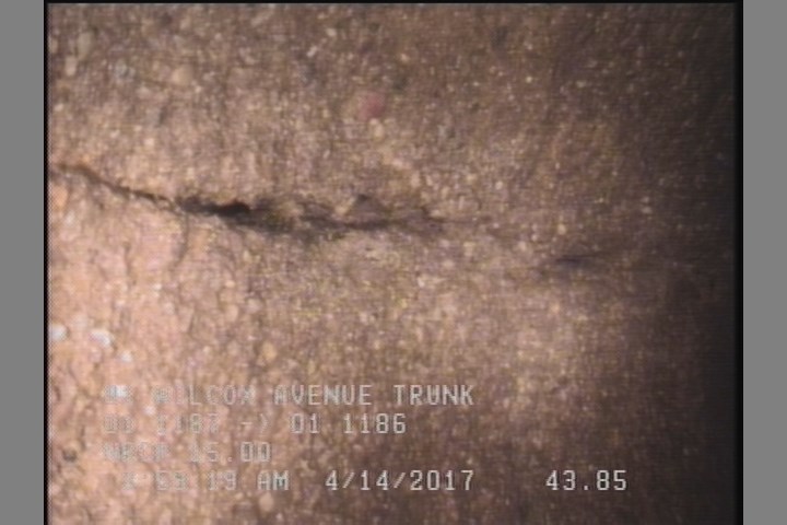 Fracture Longitudinal, at 12 o'clock, within 8 inches of joint: YES, Start