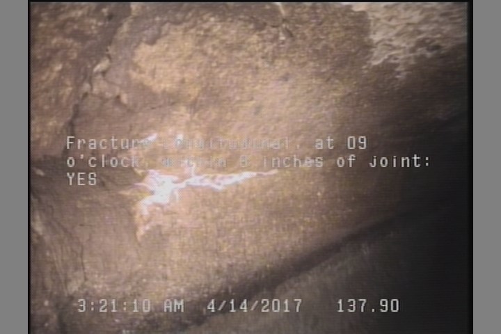 Fracture Longitudinal, at 09 o'clock, within 8 inches of joint: YES