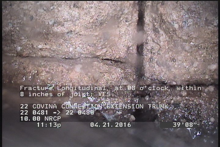 Fracture Longitudinal, at 08 o'clock, within 8 inches of joint: YES