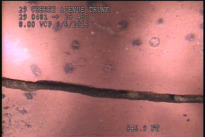 Fracture Circumferential, from 03 to 06 o'clock, within 8 inches of joint: YES - MODERATE