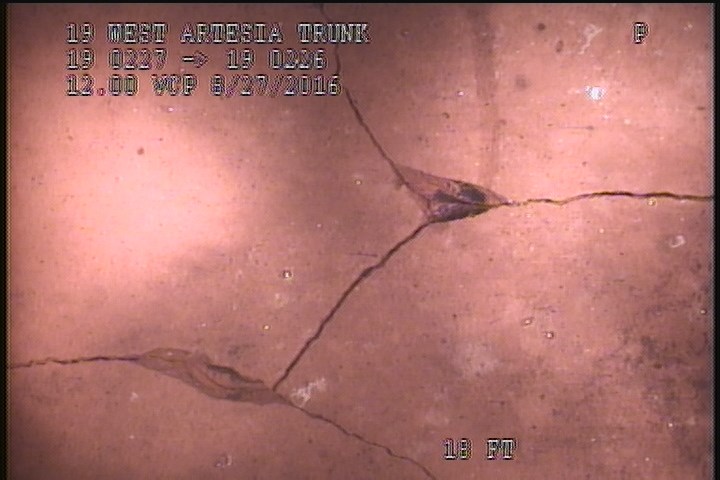 Fracture Multiple, from 10 to 02 o'clock, within 8 inches of joint: YES - SLIGHT