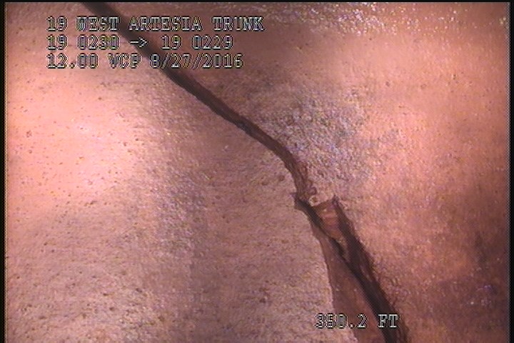 Fracture Multiple, from 10 to 02 o'clock, within 8 inches of joint: YES - SLIGHT