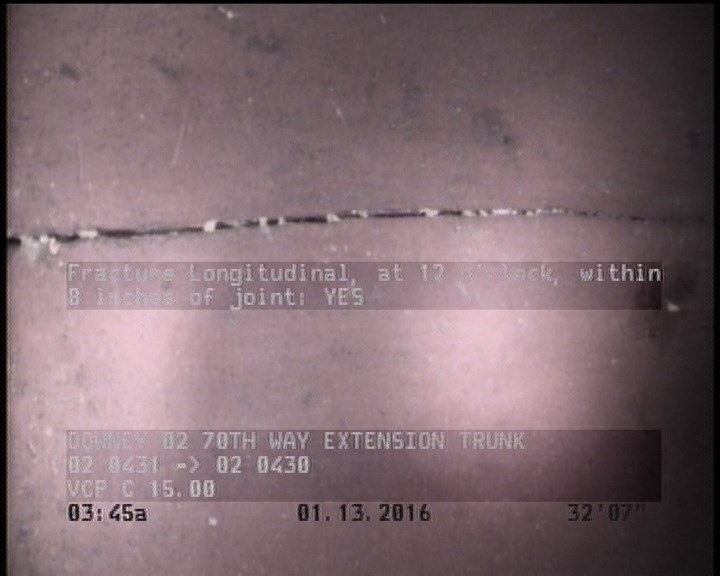 Fracture Longitudinal, at 12 o'clock, within 8 inches of joint: YES