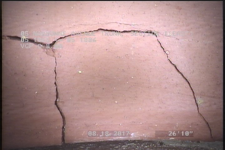 Fracture Multiple, from 08 to 04 o'clock, within 8 inches of joint: YES - SLIGHT