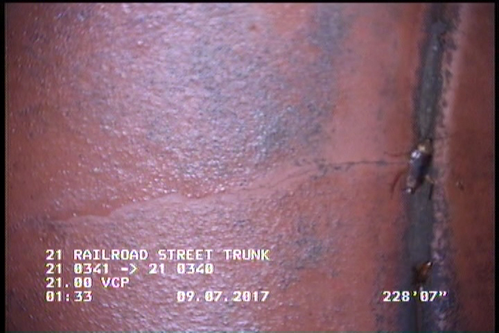 Crack Longitudinal, at 04 o'clock, within 8 inches of joint: YES