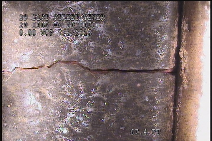 Fracture Longitudinal, at 02 o'clock, within 8 inches of joint: YES
