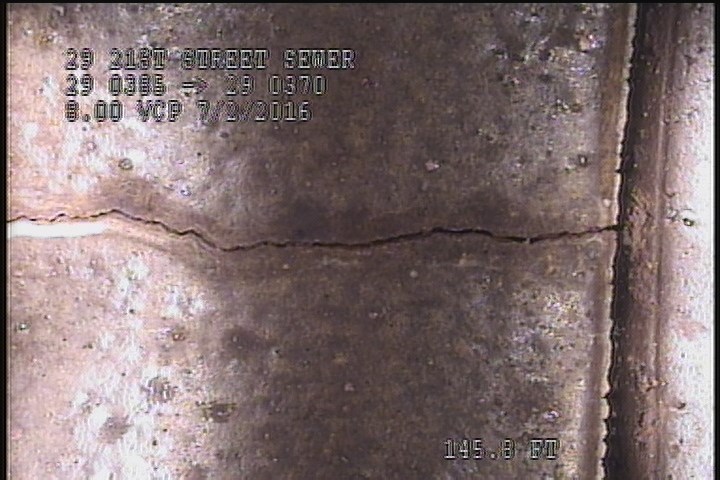 Fracture Longitudinal, at 01 o'clock, within 8 inches of joint: YES