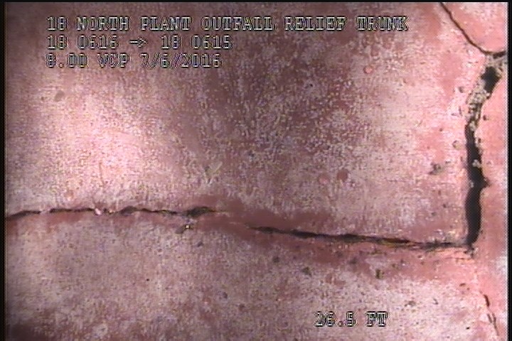 Fracture Circumferential, from 02 to 05 o'clock, within 8 inches of joint: YES - MODRERATE ALMOST JOINT TO JOINT 1' SECTION