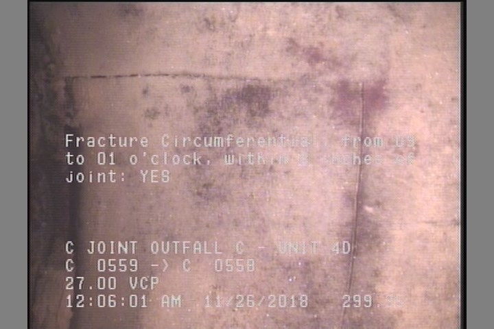 Fracture Circumferential, from 09 to 01 o'clock, within 8 inches of joint: YES