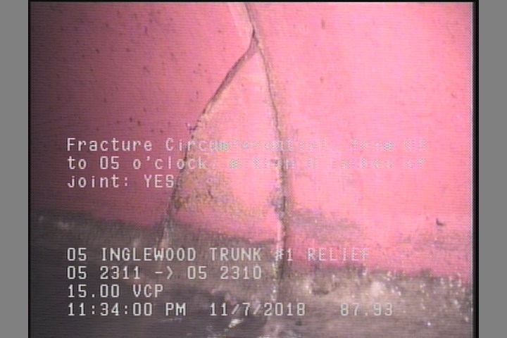 Fracture Circumferential, from 03 to 05 o'clock, within 8 inches of joint: YES