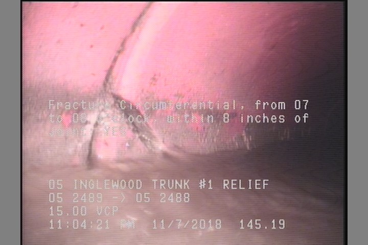 Fracture Circumferential, from 07 to 08 o'clock, within 8 inches of joint: YES