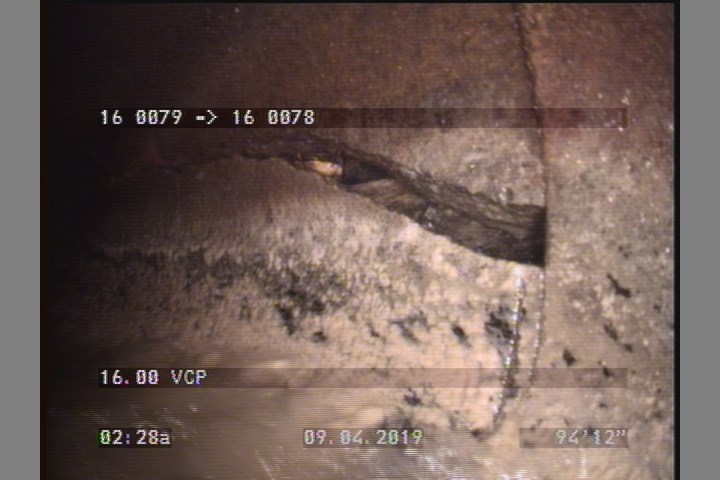 Broken, from 08 to 05 o'clock, within 8 inches of joint: YES