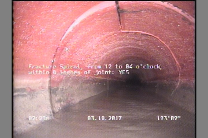 Fracture Spiral, from 12 to 04 o'clock, within 8 inches of joint: YES