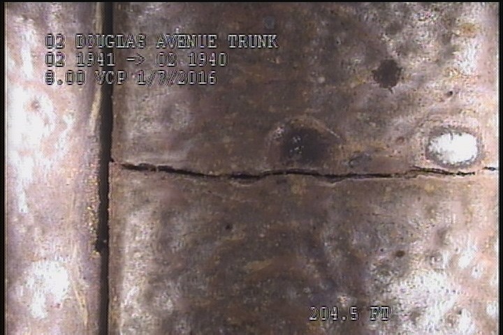 Fracture Longitudinal, at 11 o'clock, within 8 inches of joint: YES