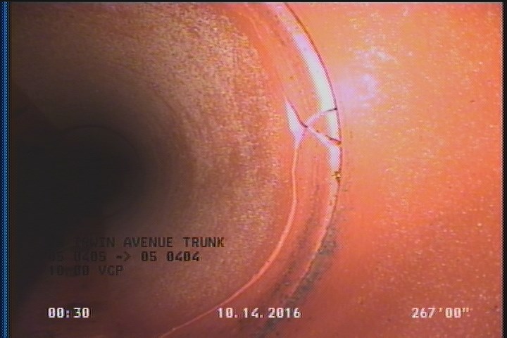 Fracture Multiple, from 08 to 04 o'clock, within 8 inches of joint: YES
