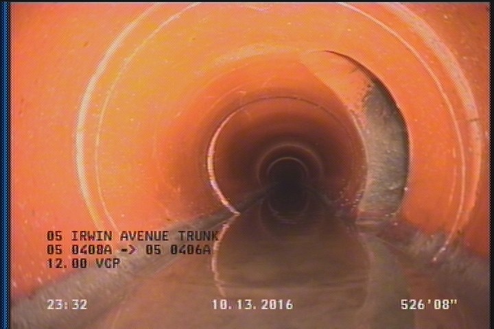 Fracture Circumferential, from 12 to 12 o'clock, within 8 inches of joint: YES