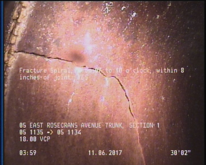 Fracture Spiral, from 07 to 10 o'clock, within 8 inches of joint: YES