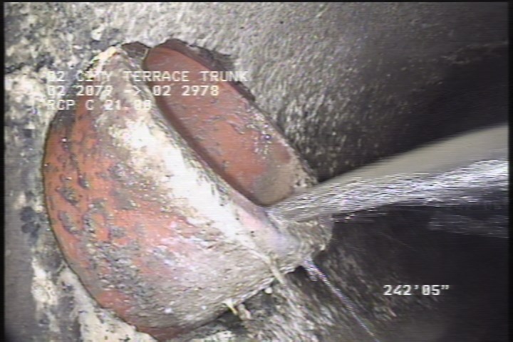 Tap Break-In Intruding, at 10 o'clock, -, -, within 8 inches of joint: NO, 6", 3" - ACTIVE 3" INTRUDING