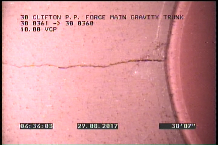 Fracture Longitudinal, at 12 o'clock, within 8 inches of joint: YES