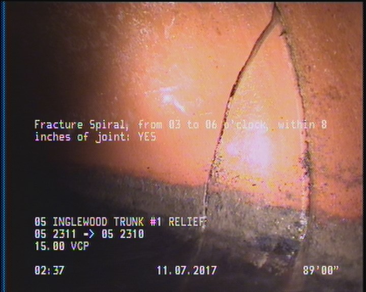 Fracture Spiral, from 03 to 06 o'clock, within 8 inches of joint: YES