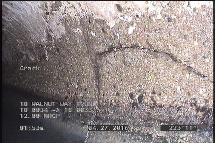 Crack Longitudinal, at 04 o'clock, within 8 inches of joint: YES