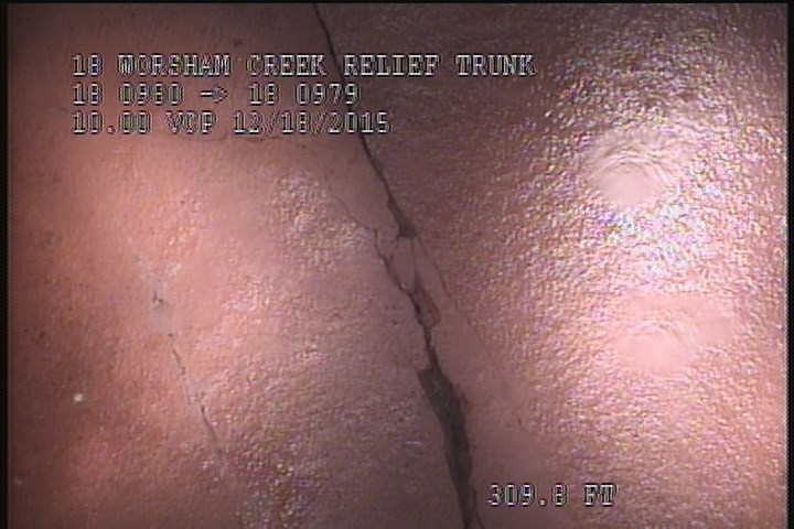 Fracture Circumferential, from 08 to 04 o'clock, within 8 inches of joint: YES - SLIGHT