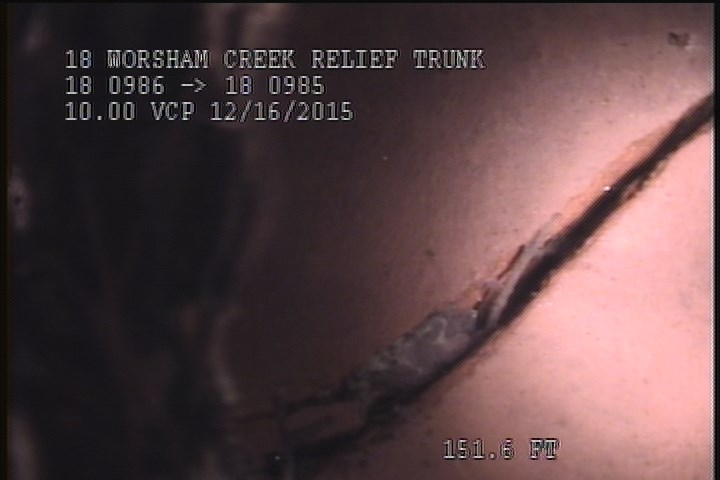 Fracture Circumferential, from 12 to 05 o'clock, within 8 inches of joint: YES - SEVERE