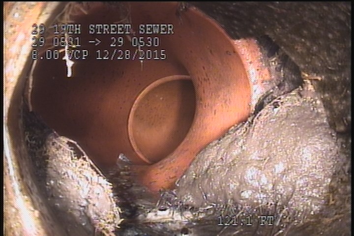 Tap Factory Made Defective, at 09 o'clock, -, within 8 inches of joint: YES, 6" - OPEN, BROKEN, 15% ROOTS