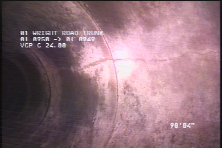 Fracture Longitudinal, at 12 o'clock, within 8 inches of joint: YES - SLIGHT