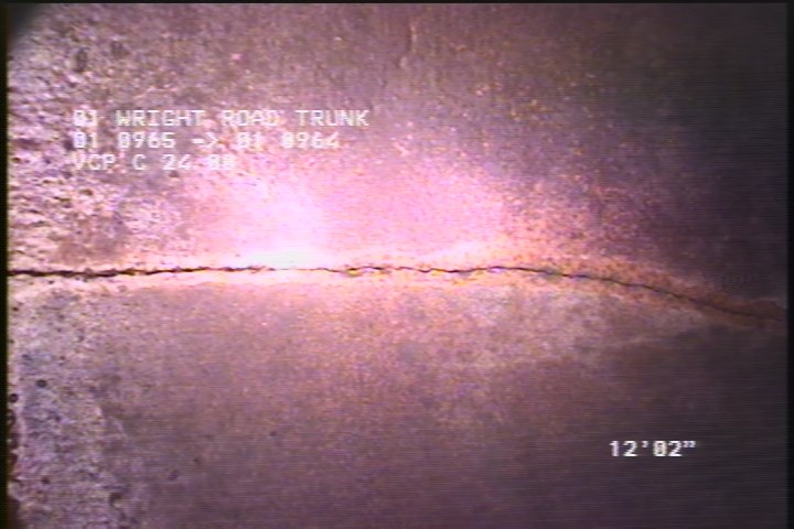 Fracture Longitudinal, at 12 o'clock, within 8 inches of joint: YES, Start - SLIGHT