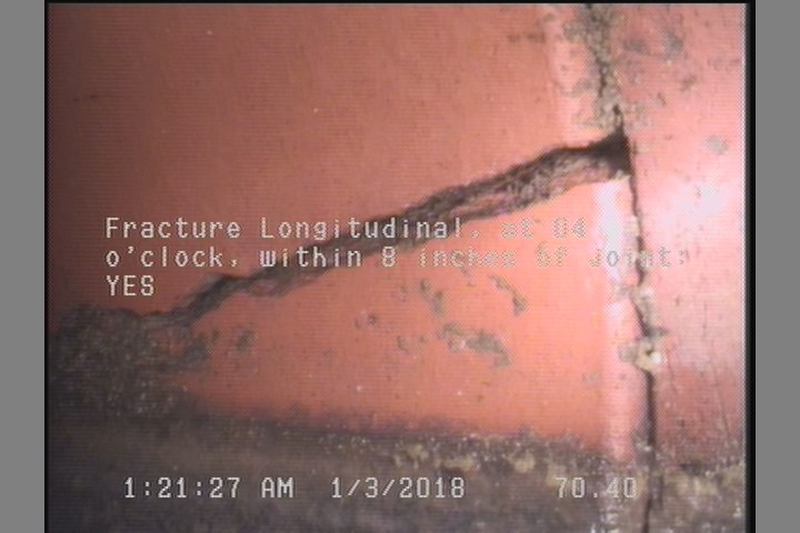 Fracture Longitudinal, at 04 o'clock, within 8 inches of joint: YES