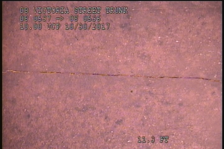 Fracture Longitudinal, at 12 o'clock, within 8 inches of joint: YES, Start - SLIGHT