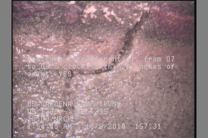 Fracture Circumferential, from 07 to 09 o'clock, within 8 inches of joint: YES