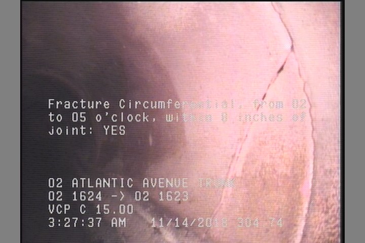 Fracture Circumferential, from 02 to 05 o'clock, within 8 inches of joint: YES