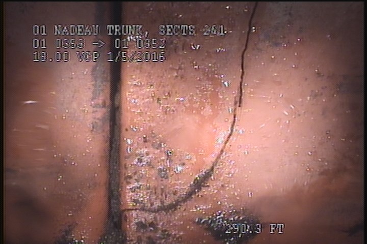 Fracture Circumferential, from 08 to 10 o'clock, within 8 inches of joint: YES