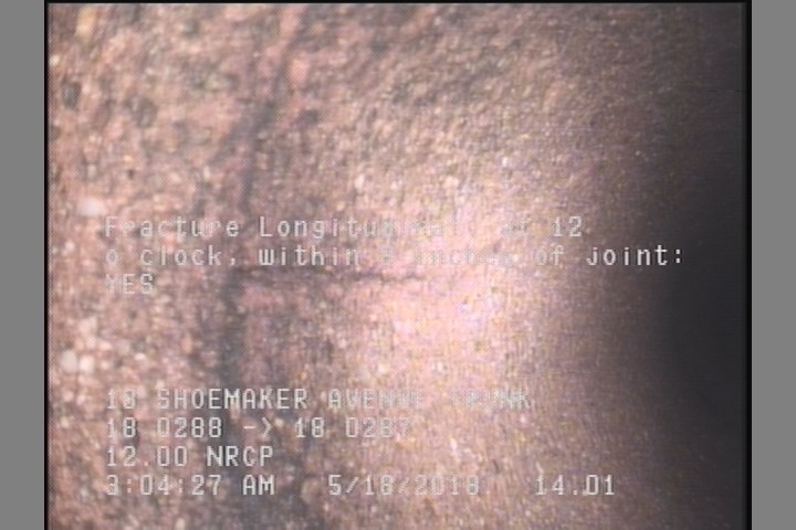 Fracture Longitudinal, at 12 o'clock, within 8 inches of joint: YES