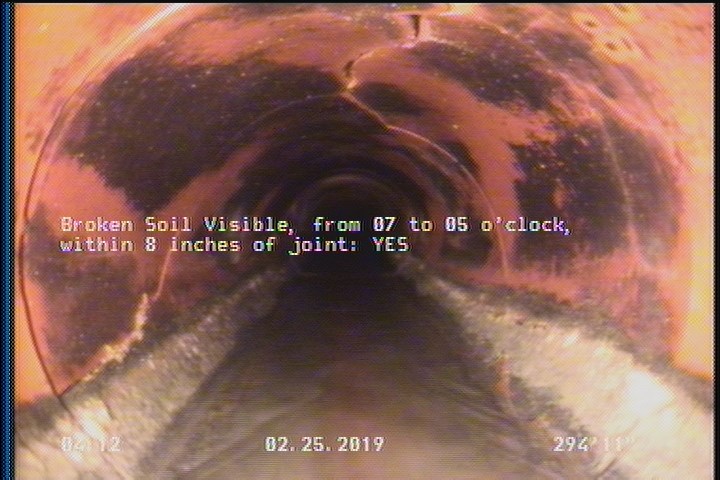Broken Soil Visible, from 07 to 05 o'clock, within 8 inches of joint: YES