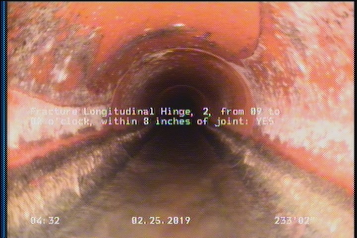 Fracture Longitudinal Hinge, 2, from 09 to 02 o'clock, within 8 inches of joint: YES