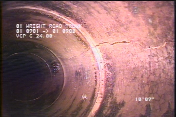 Fracture Circumferential, from 11 to 01 o'clock, within 8 inches of joint: YES - SLIGHT
