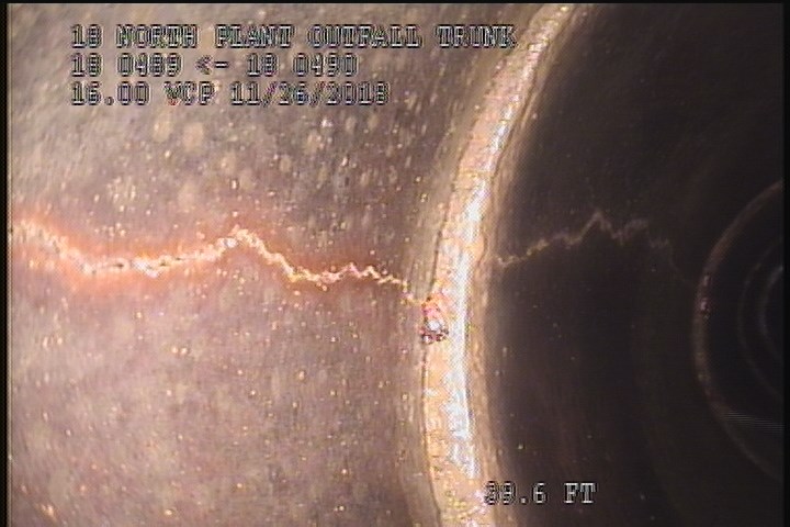 Fracture Longitudinal, at 12 o'clock, within 8 inches of joint: YES - SLIGHT
