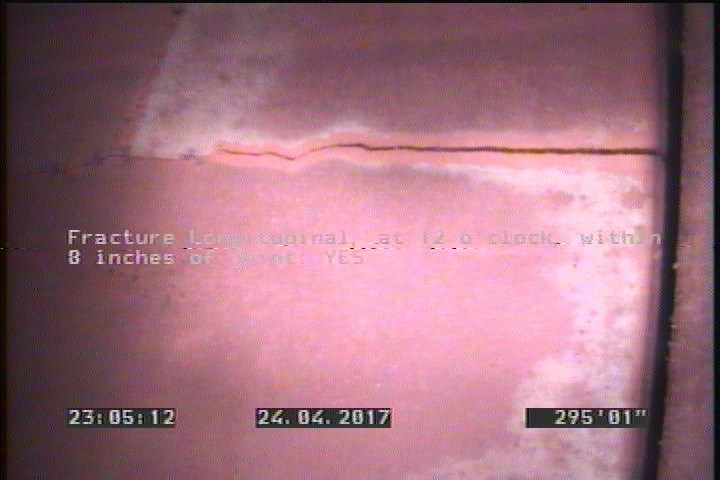 Fracture Longitudinal, at 12 o'clock, within 8 inches of joint: YES