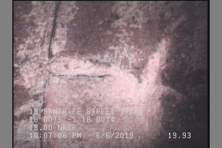 Fracture Longitudinal, at 09 o'clock, within 8 inches of joint: YES