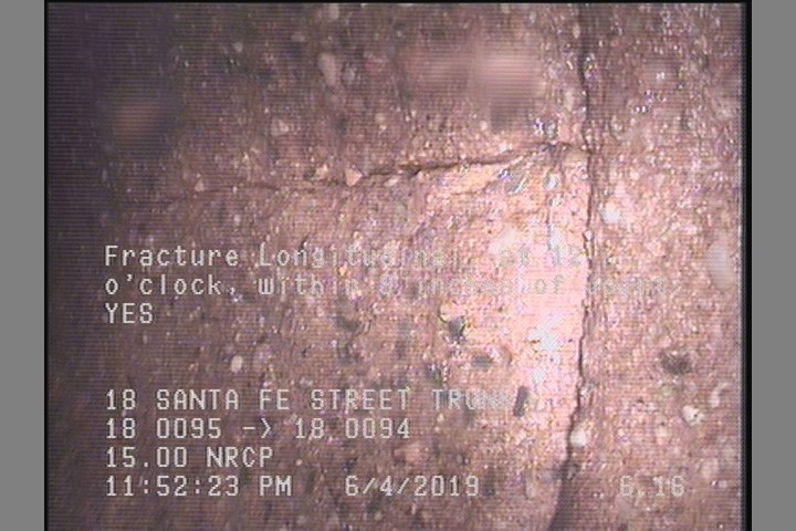 Fracture Longitudinal, at 12 o'clock, within 8 inches of joint: YES