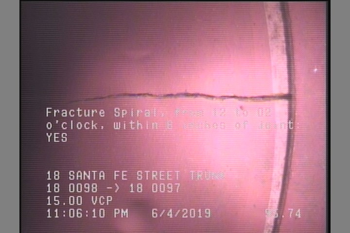 Fracture Spiral, from 12 to 02 o'clock, within 8 inches of joint: YES