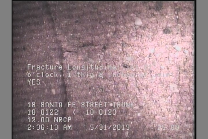 Fracture Longitudinal, at 01 o'clock, within 8 inches of joint: YES