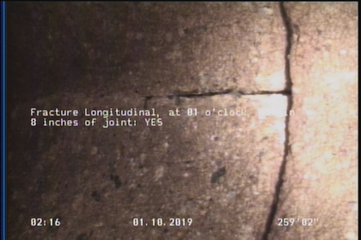 Fracture Longitudinal, at 01 o'clock, within 8 inches of joint: YES