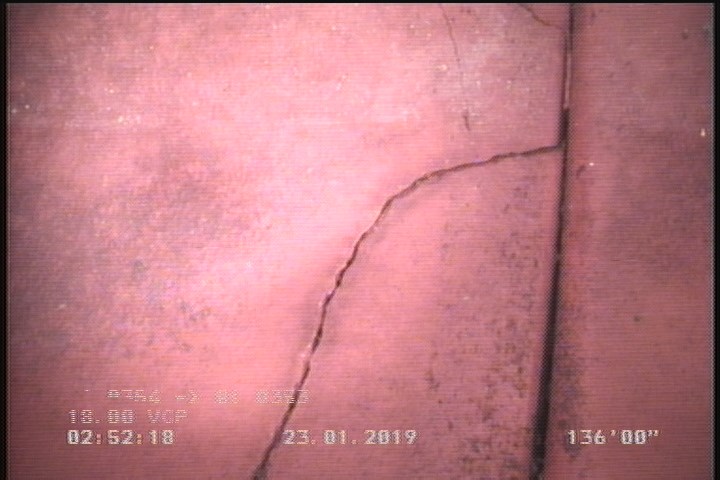 Fracture Multiple, from 08 to 04 o'clock, within 8 inches of joint: YES