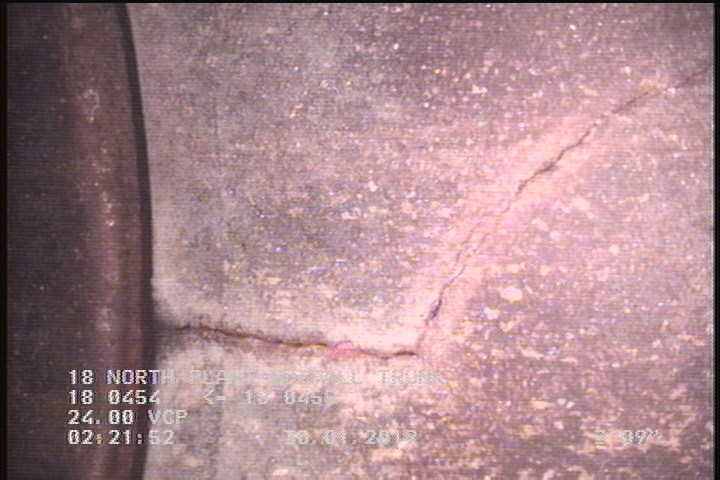 Fracture Longitudinal, at 12 o'clock, within 8 inches of joint: YES