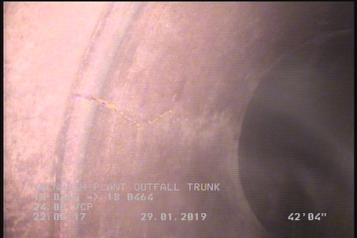 Fracture Longitudinal, at 12 o'clock, within 8 inches of joint: YES